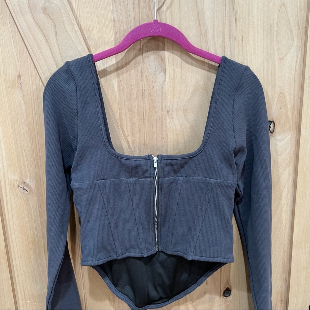 Atoir Alpha Crop Top Size Large NWT! Gray Corset Peephole Crop Shirt - Picture 6 of 16